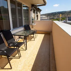 https://big-terrace-apartment-on-liberty-square.alltbilisihotels.com